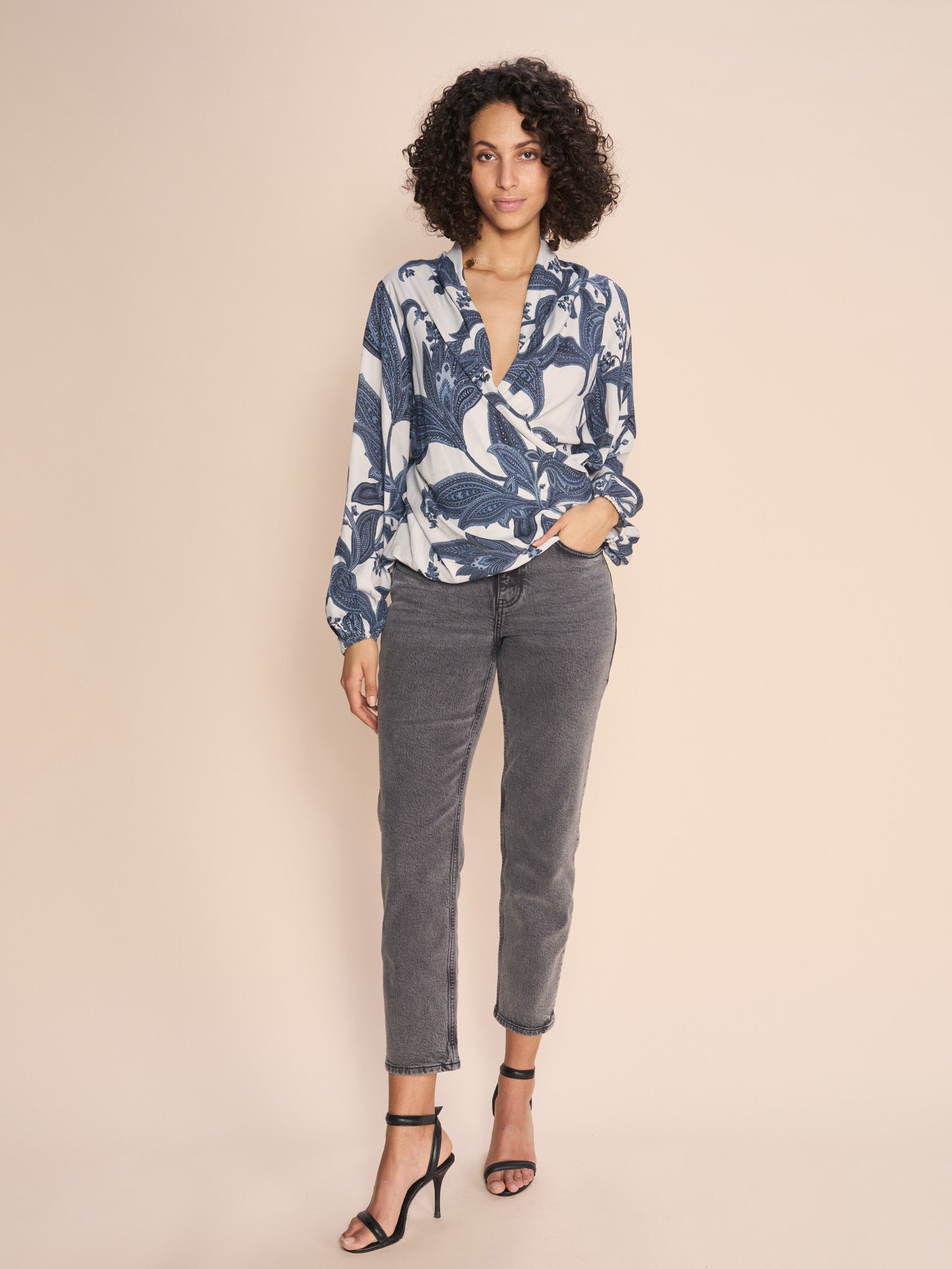 Modelshot / Grey / Detail